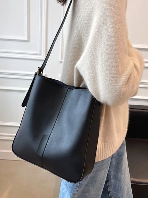 Top 5 Reasons Why a Shoulder Bag Deserves a Spot in Your Wardrobe